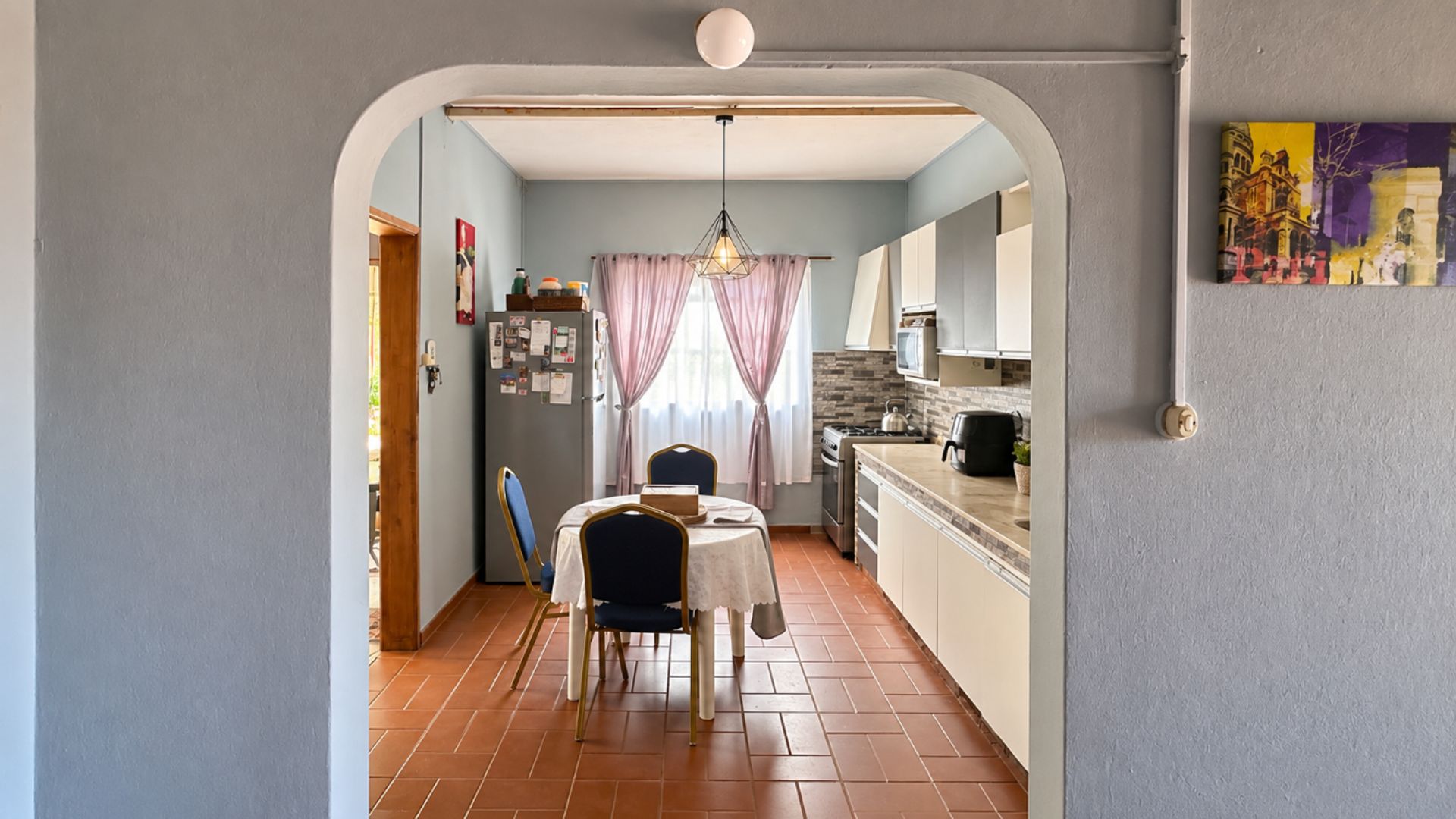 Casa con patio, parrillero y gran potencial - 12