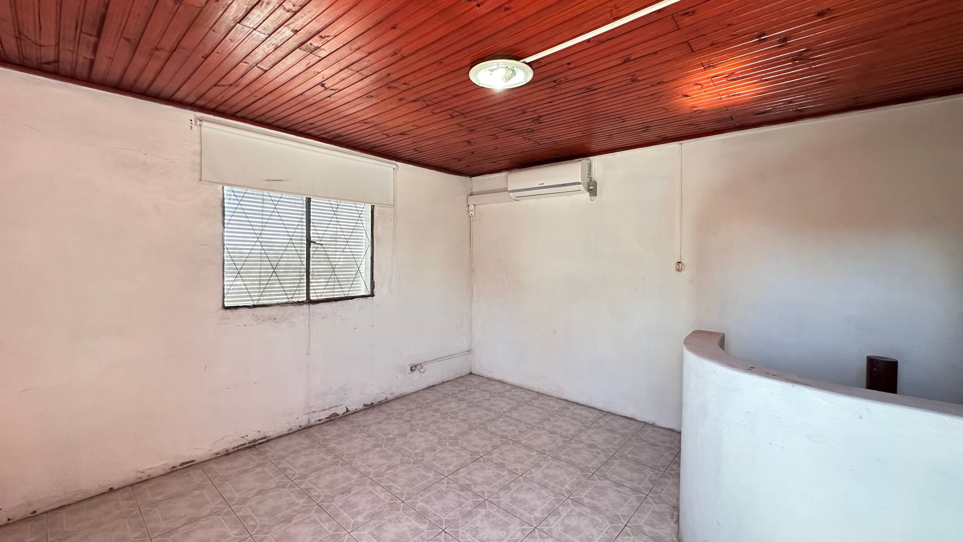 Casa con patio, parrillero y gran potencial - 15