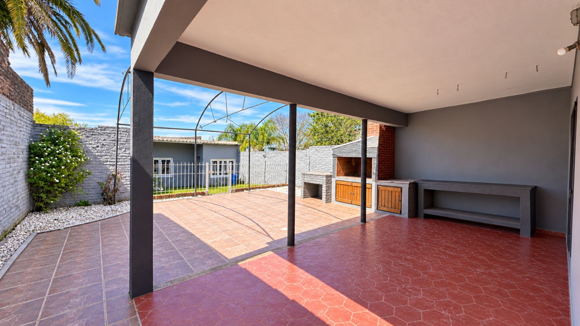 Casa con patio, parrillero y gran potencial - 18