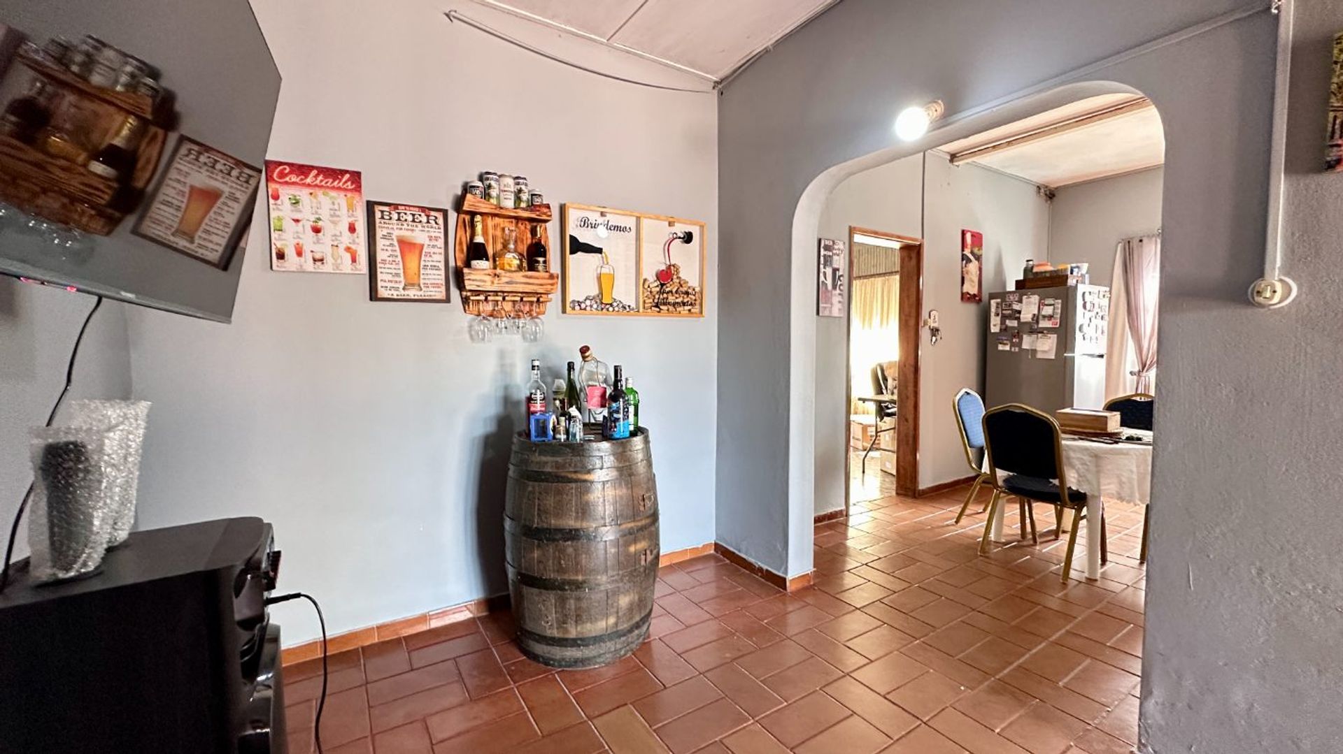 Casa con patio, parrillero y gran potencial - 10