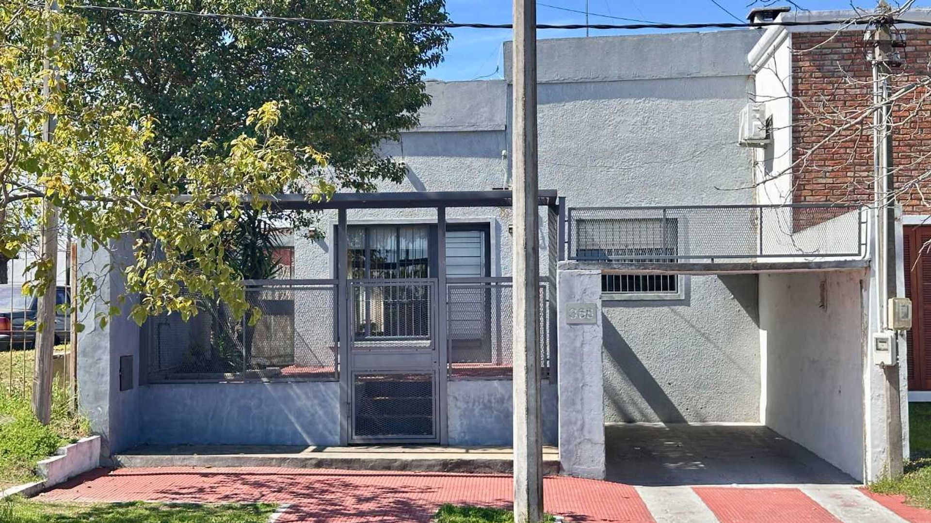 Casa con patio, parrillero y gran potencial - 1
