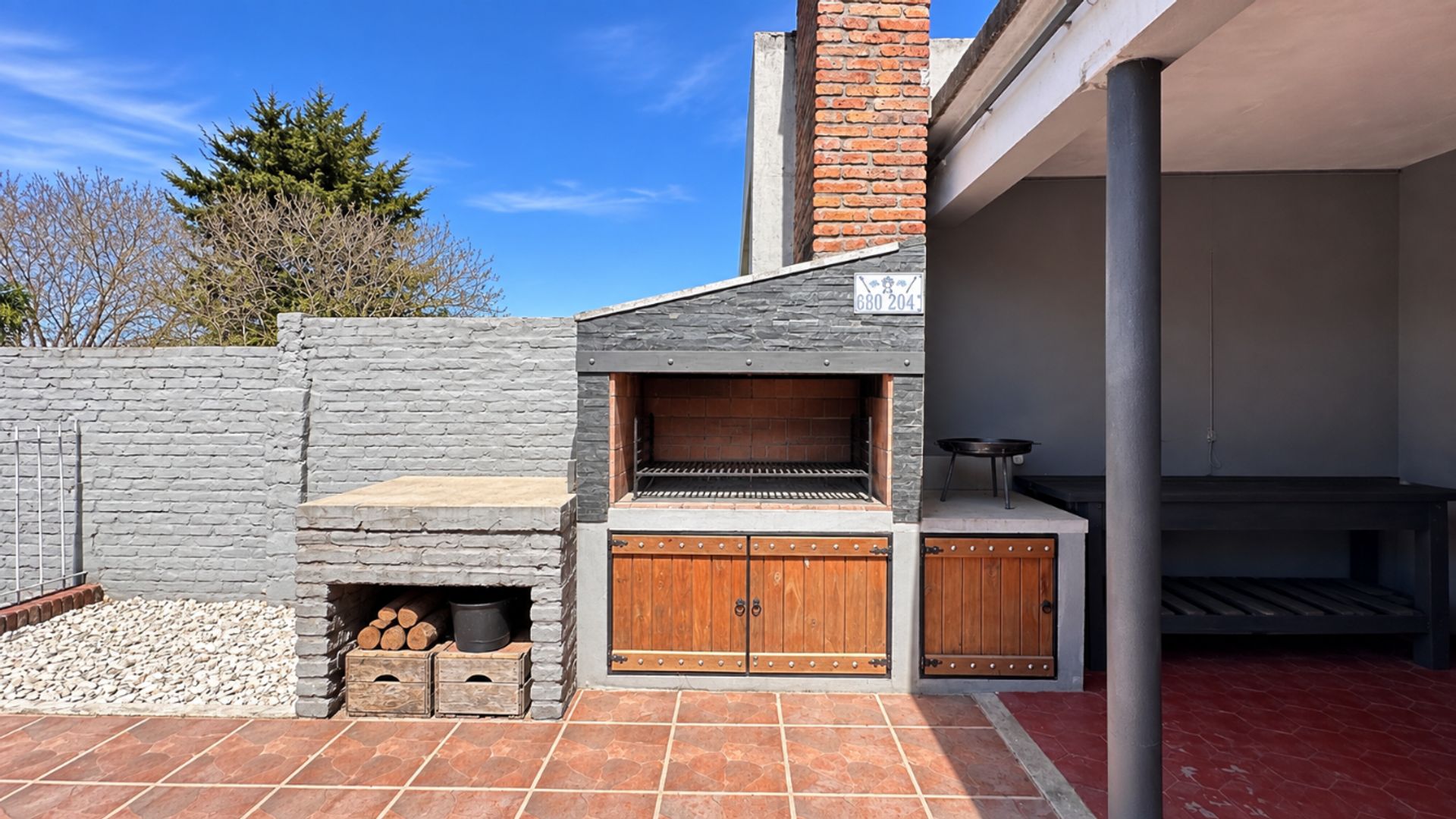Casa con patio, parrillero y gran potencial - 17