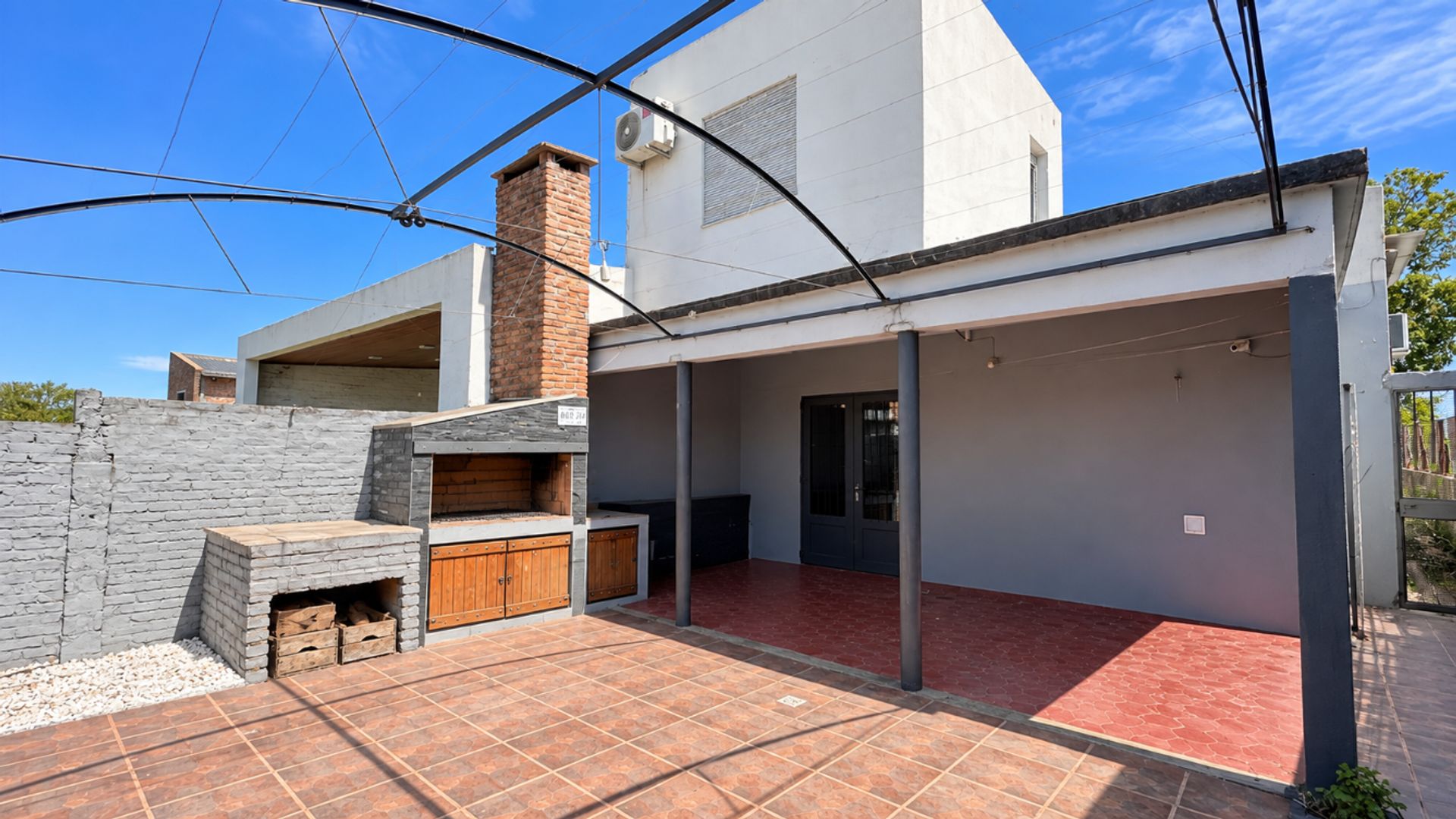 Casa con patio, parrillero y gran potencial - 19
