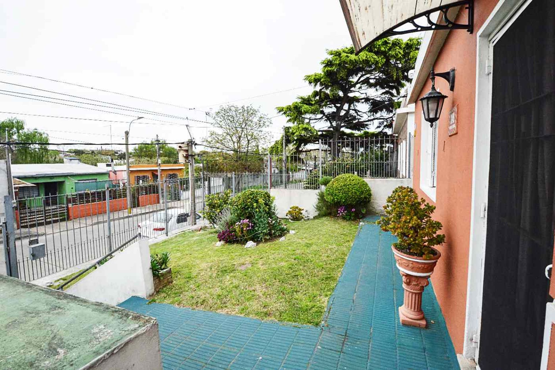 Venta casa dos dormitorios y garage Nuevo Paris - 2