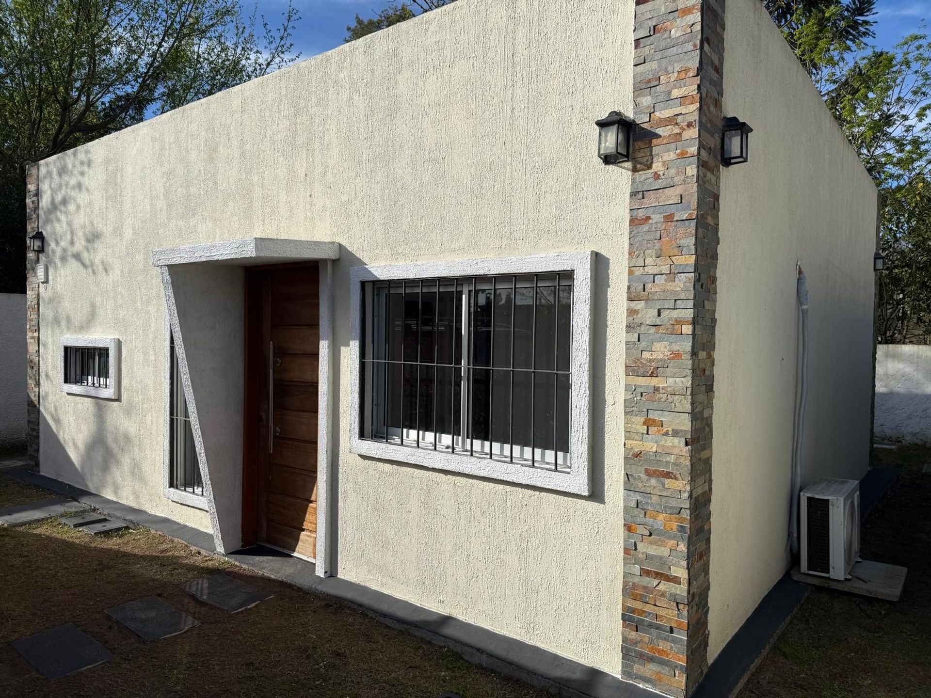 CASA EN ALQUILER 2 DORMITORIOS 1 BAÑO LAGOMAR - 1