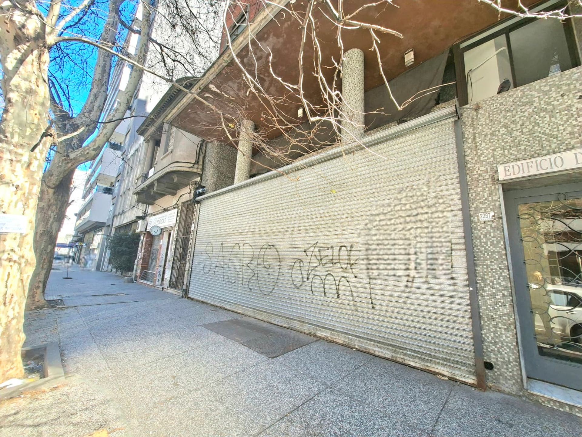 VENTA LOCAL COMERCIAL CON RENTA 6% TRES CRUCES - 1