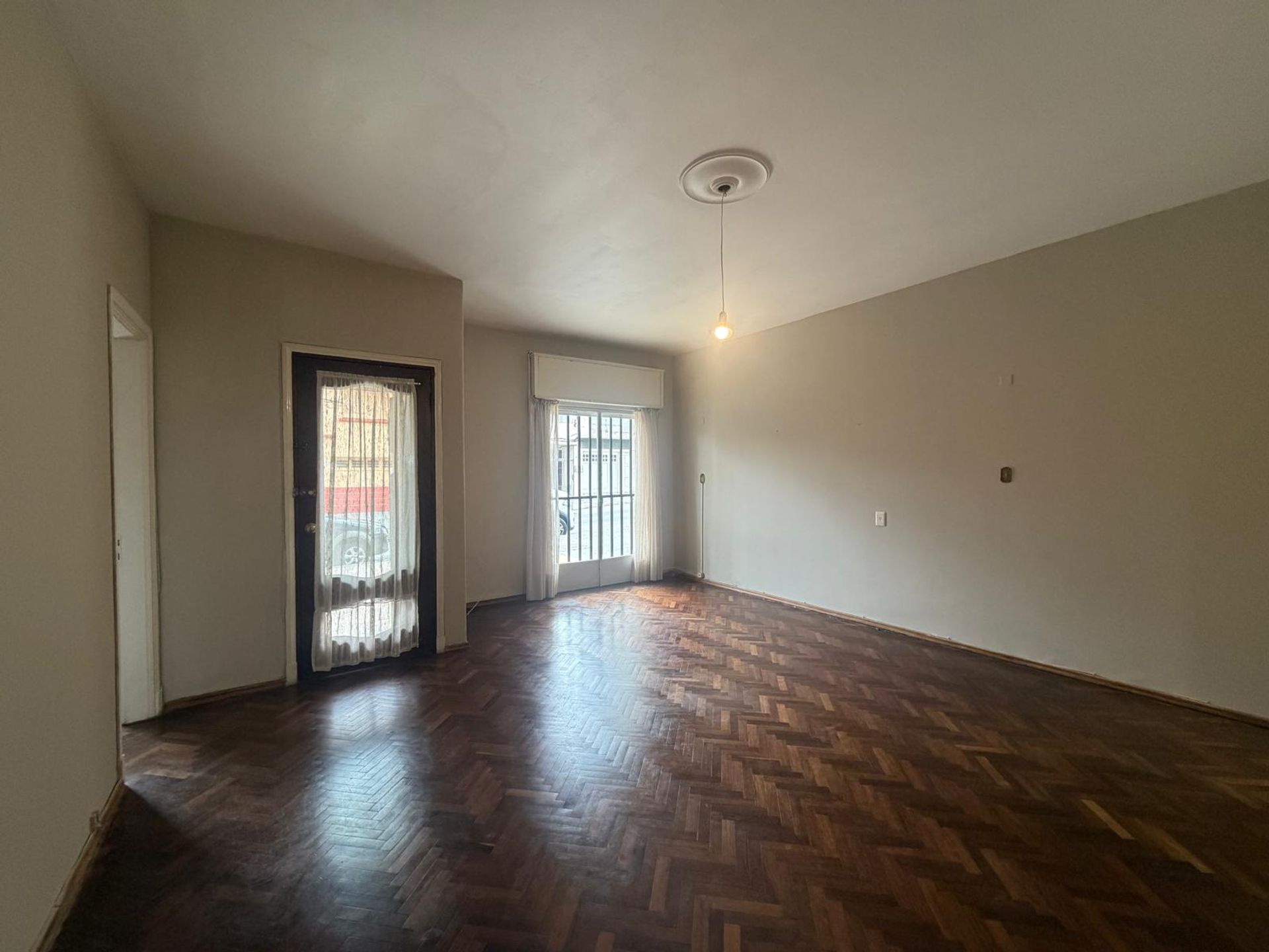 Apartamento tipo Casa ,Pocitos -Patio para entrar - 4