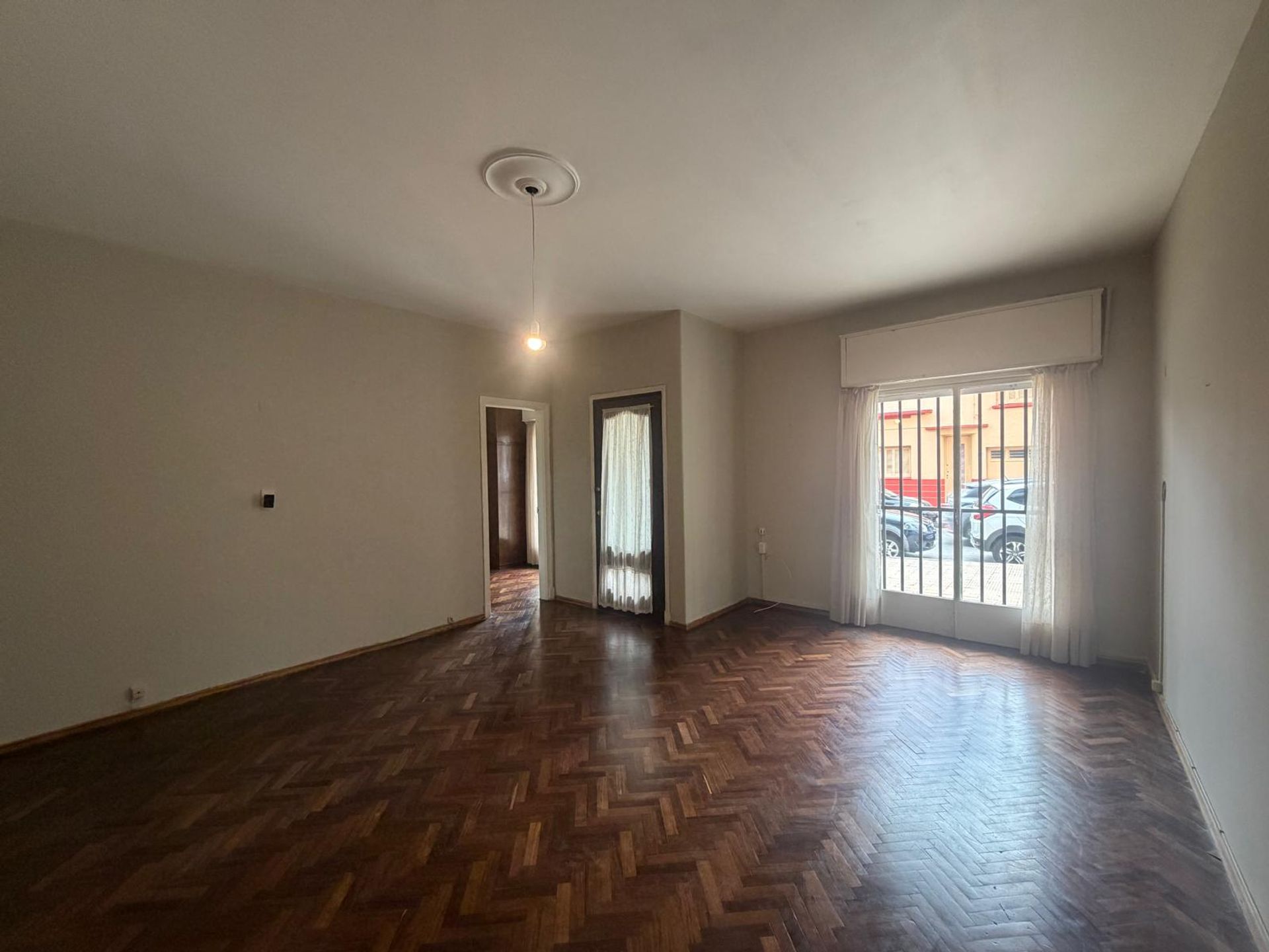 Apartamento tipo Casa ,Pocitos -Patio para entrar - 1