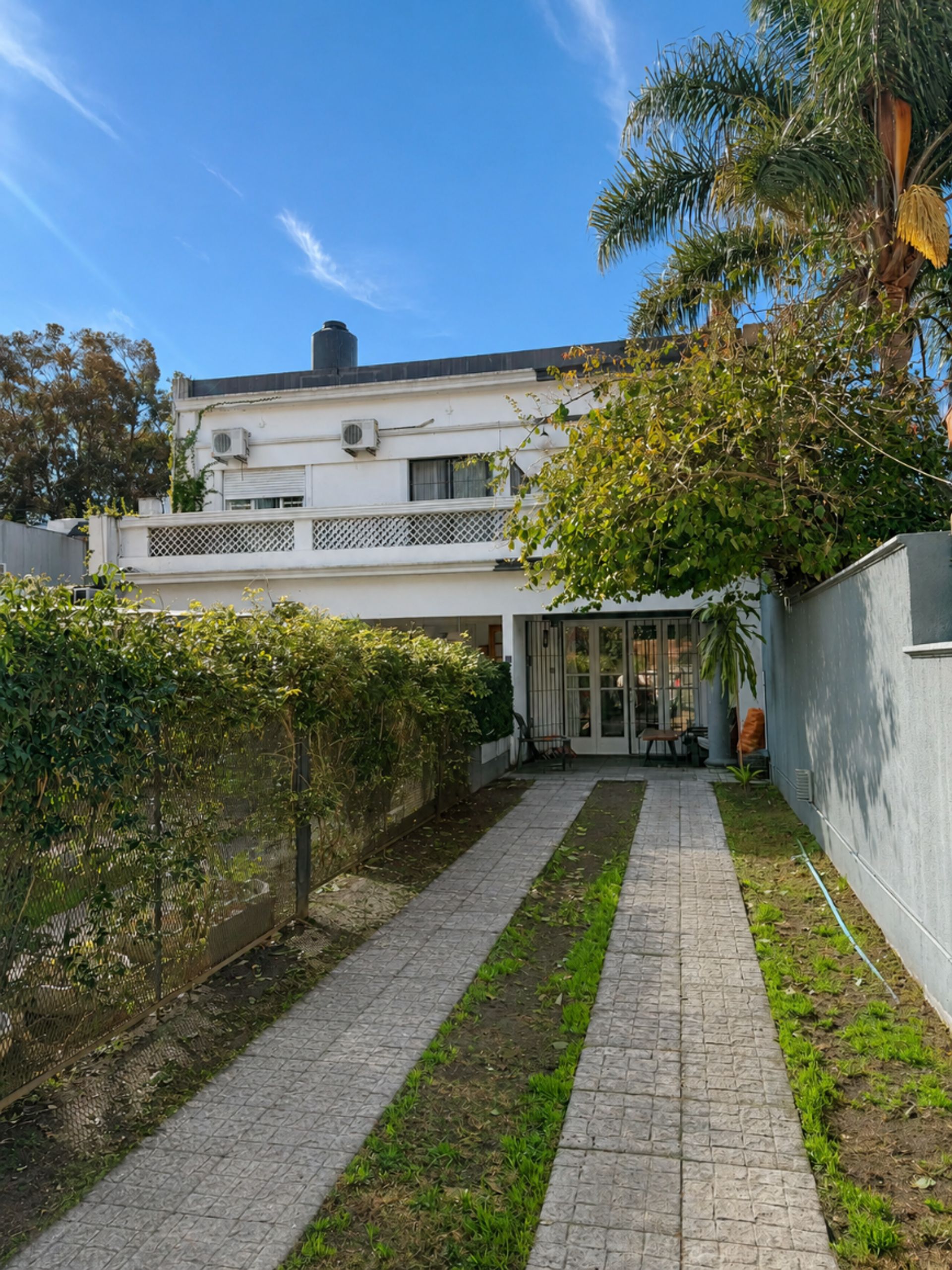 VENTA CASA 5 DORMITORIOS CON JARDIN EN PUNTA GORDA - 1