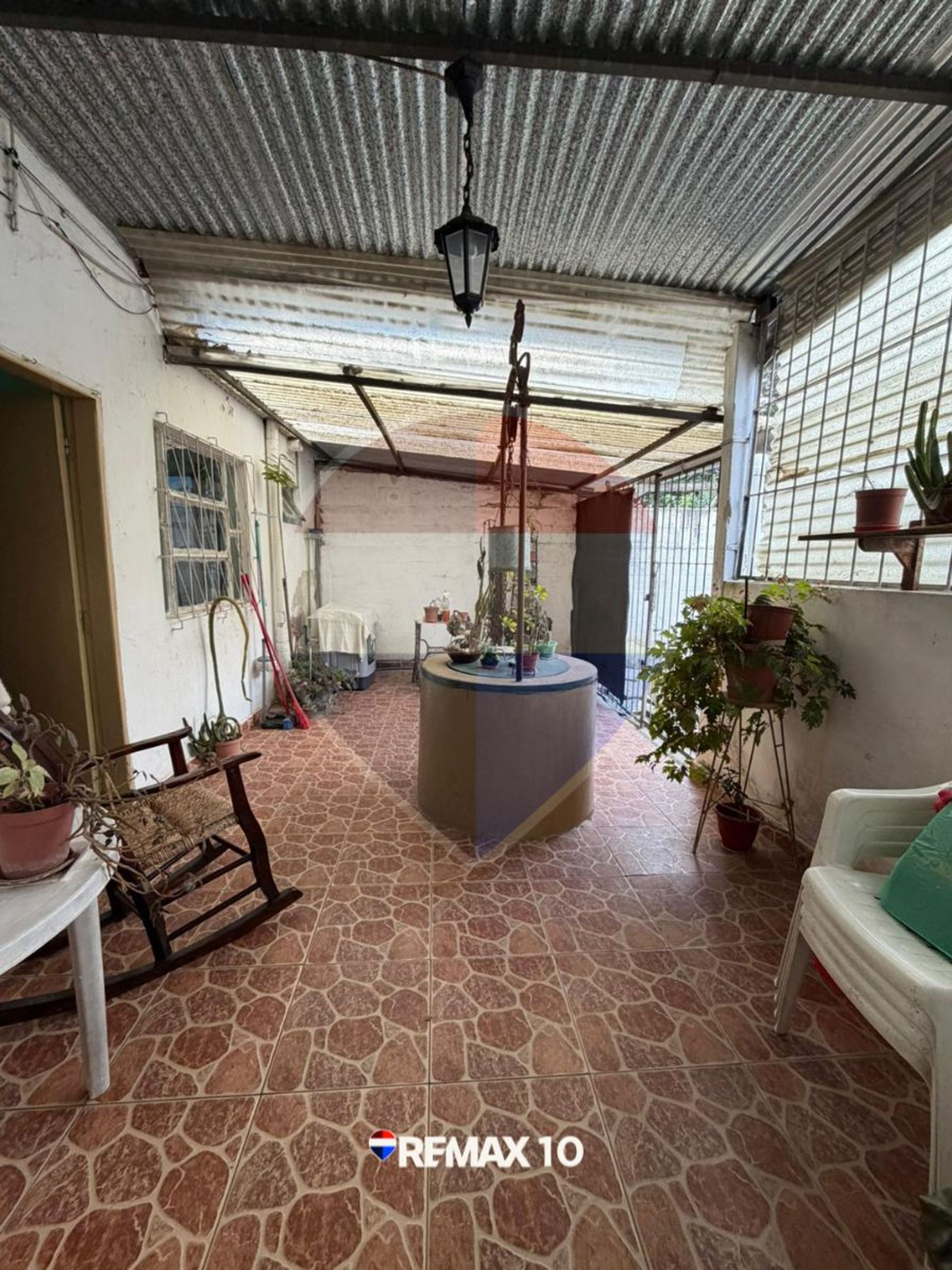 SE VENDE CASA A 3 CUADRAS DE PLAZA ASAMBLEA - 9