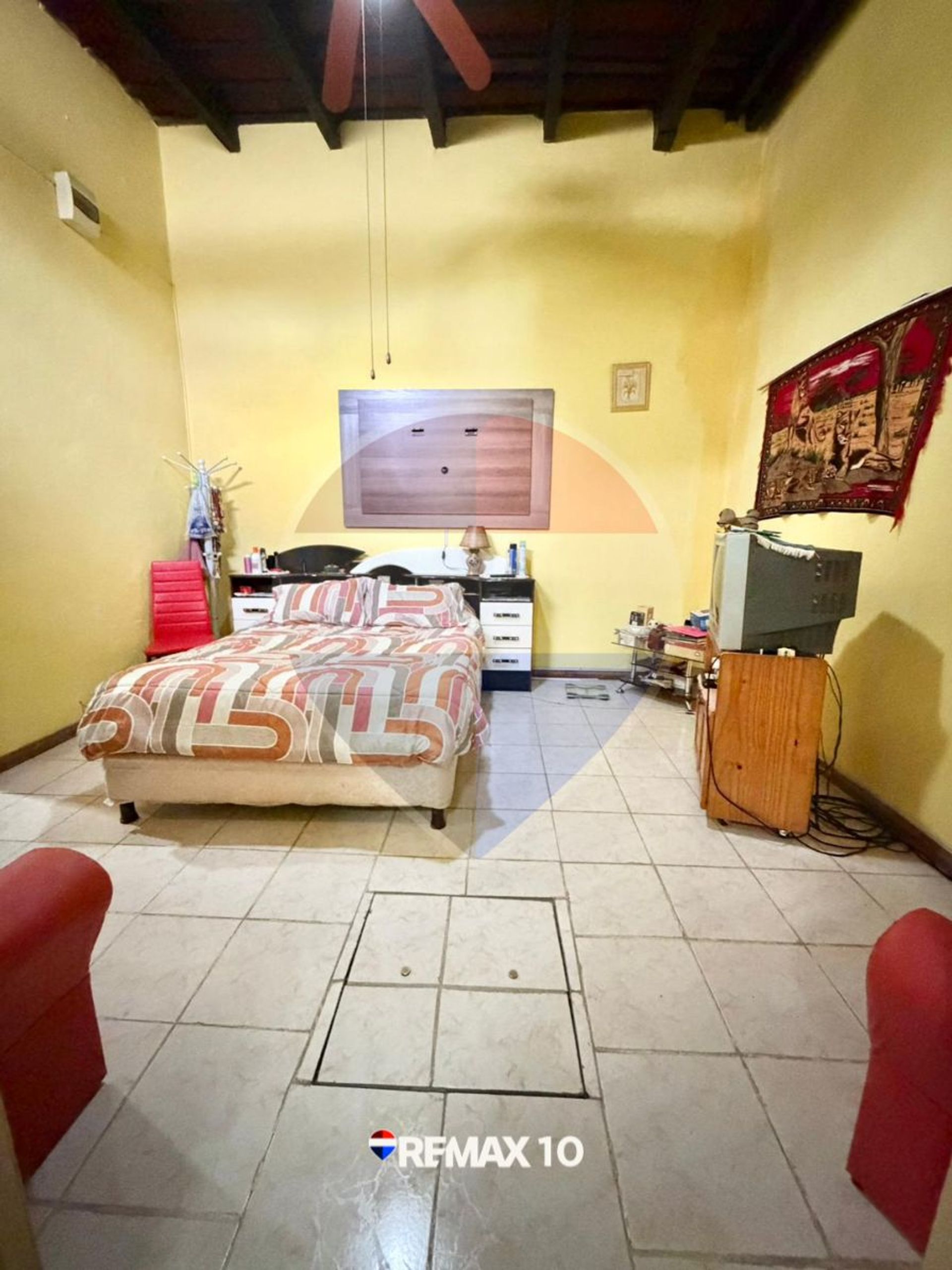 SE VENDE CASA A 3 CUADRAS DE PLAZA ASAMBLEA - 5