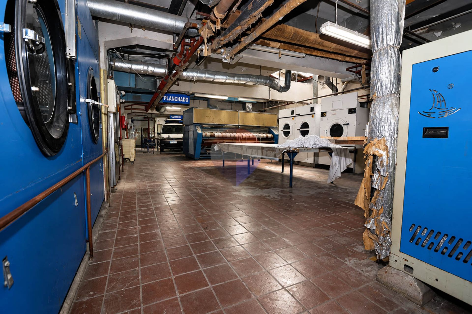 VENTA - LOCAL INDUSTRIAL - PROXIMO MERCADO MODELO - 7