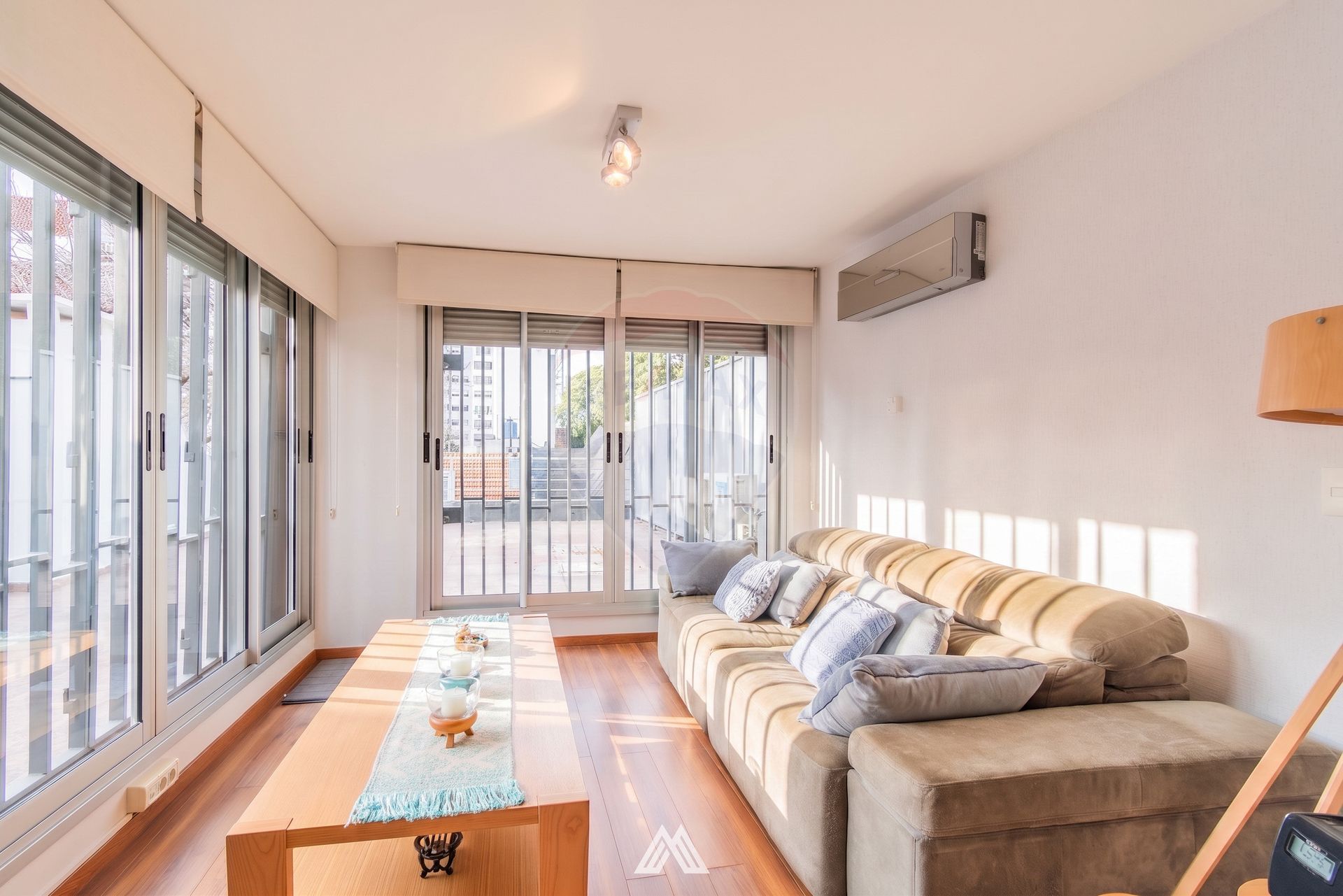 VENTA POCITOS APTO 2 DORM TERRAZA + GJE AMUEBLADO - 2