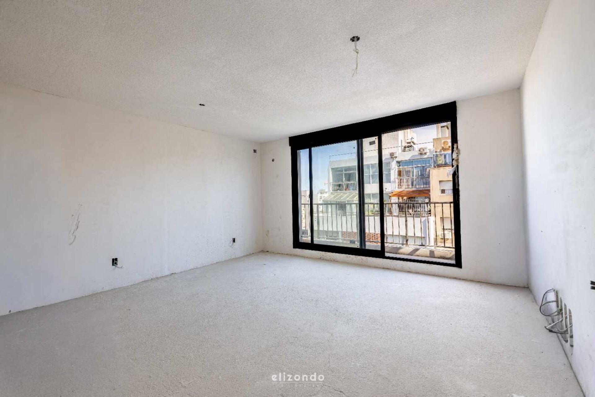 Venta Monoambiente con cochera Tres Cruces - 1