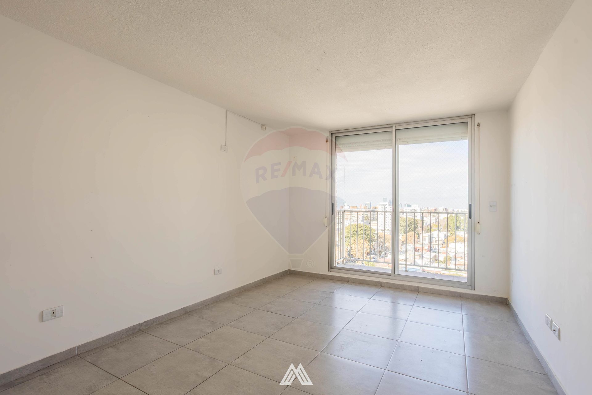 VENTA MONOAMBIENTE C/BALCON Y GARAJE LA BLANQUEADA - 1