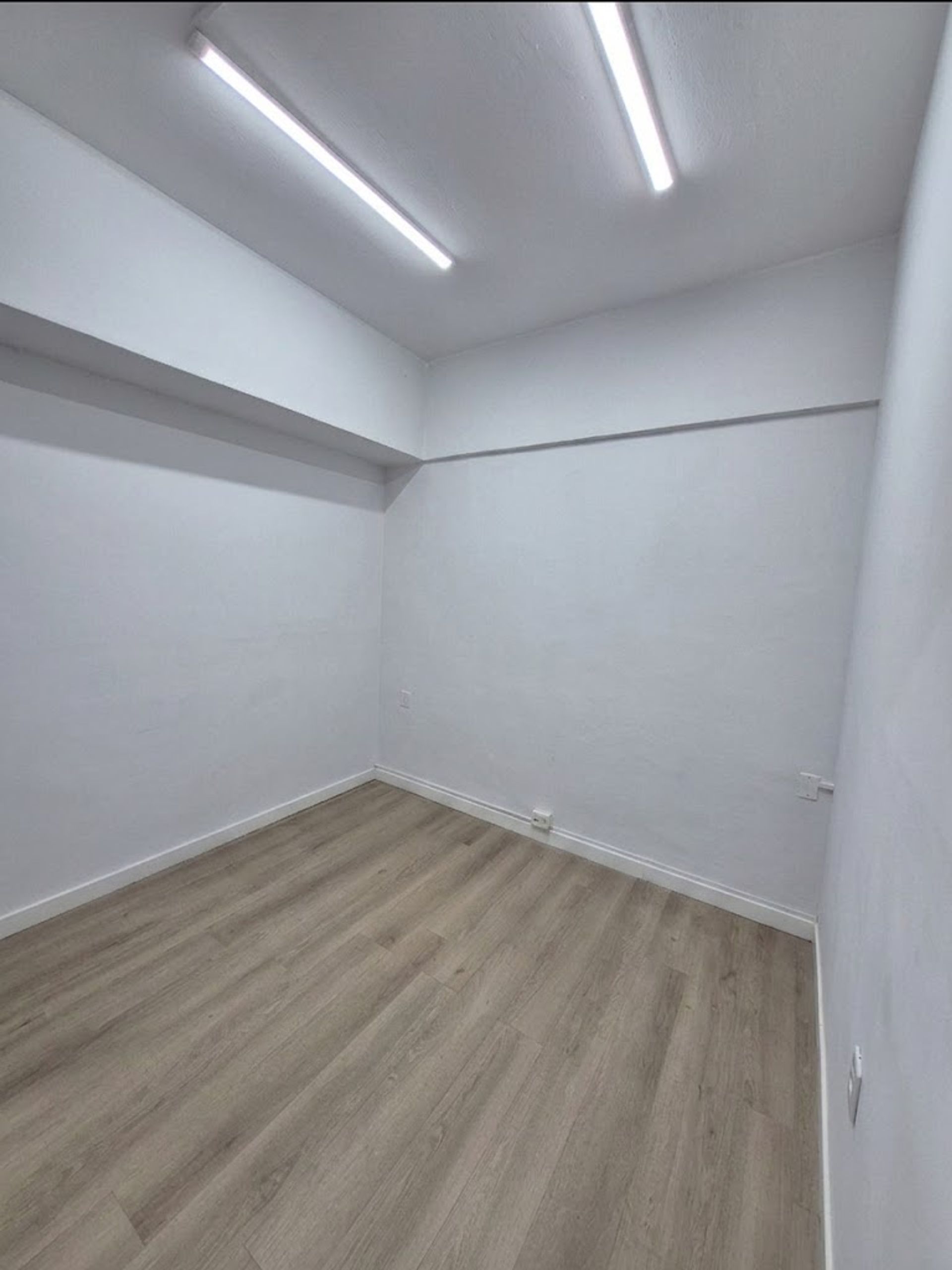Alquiler de local comercial en el Centro Yi y 18 - 5