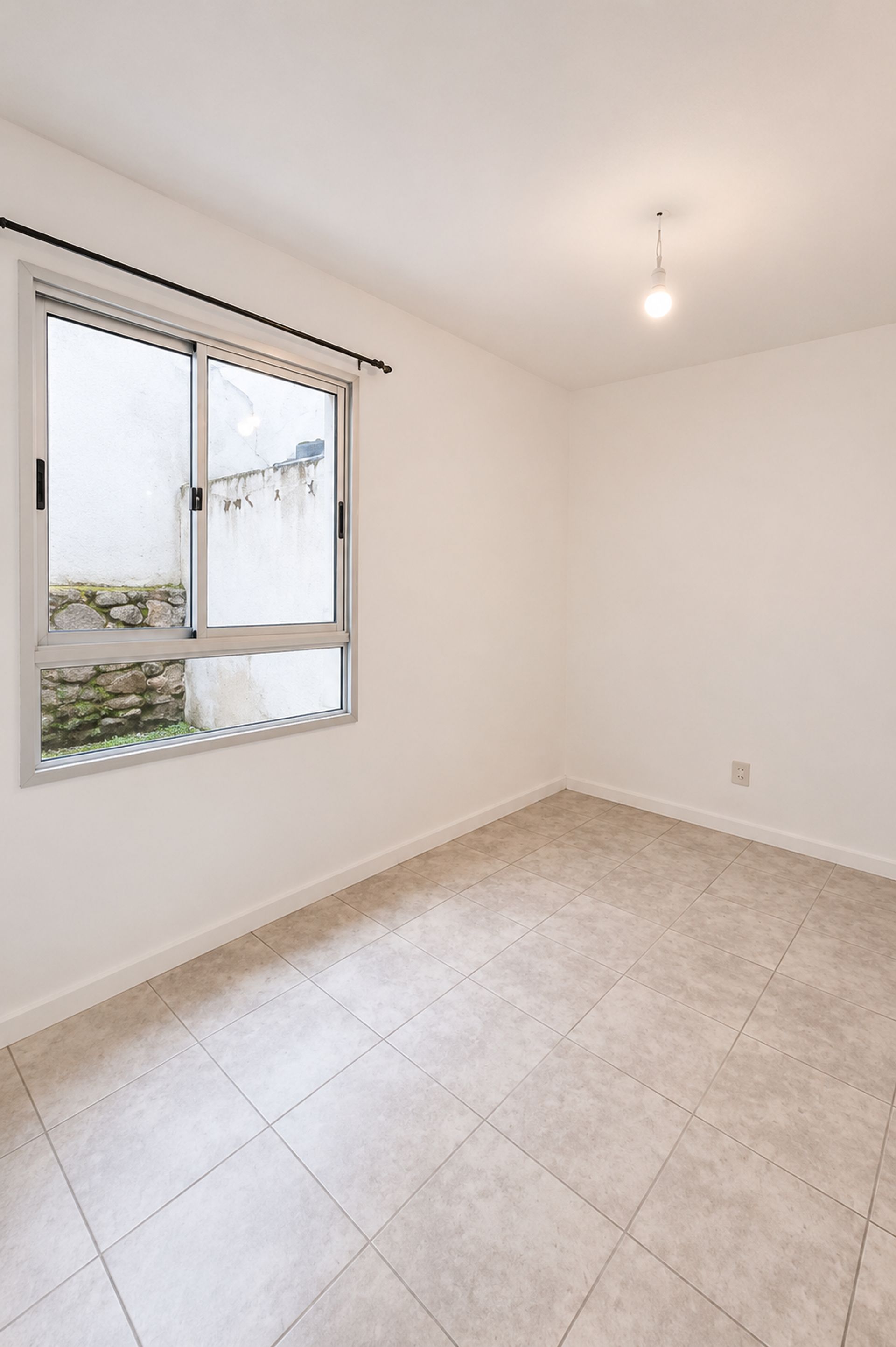 Venta Pocitos unidad de 2 dorm. patio c renta 5% - 7