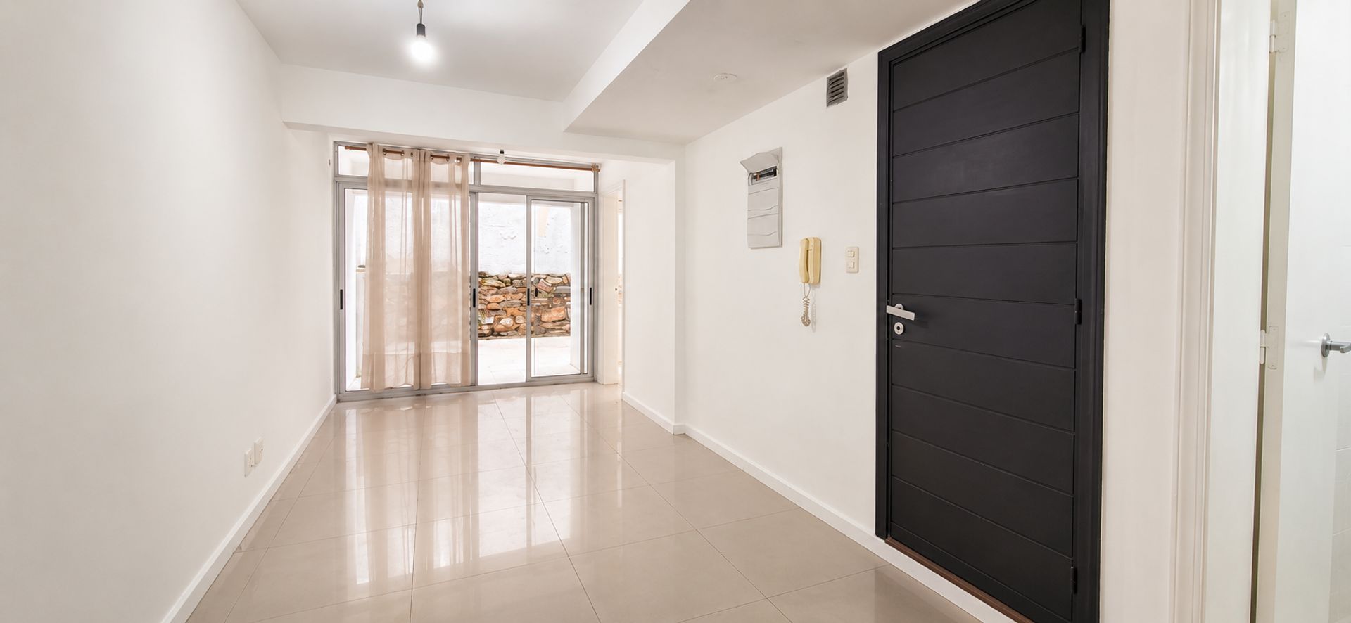 Venta Pocitos unidad de 2 dorm. patio c renta 5% - 2