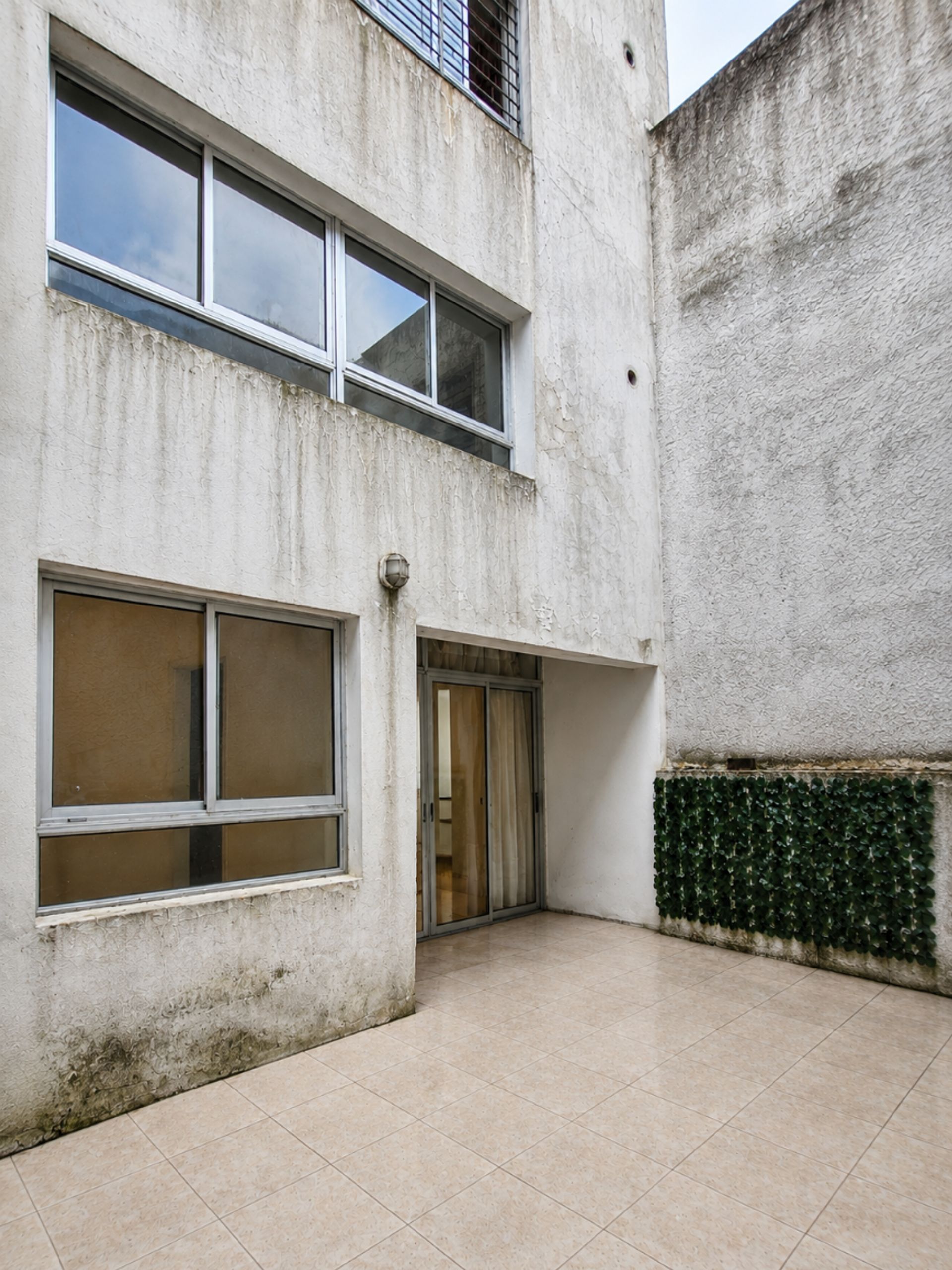 Venta Pocitos unidad de 2 dorm. patio c renta 5% - 13