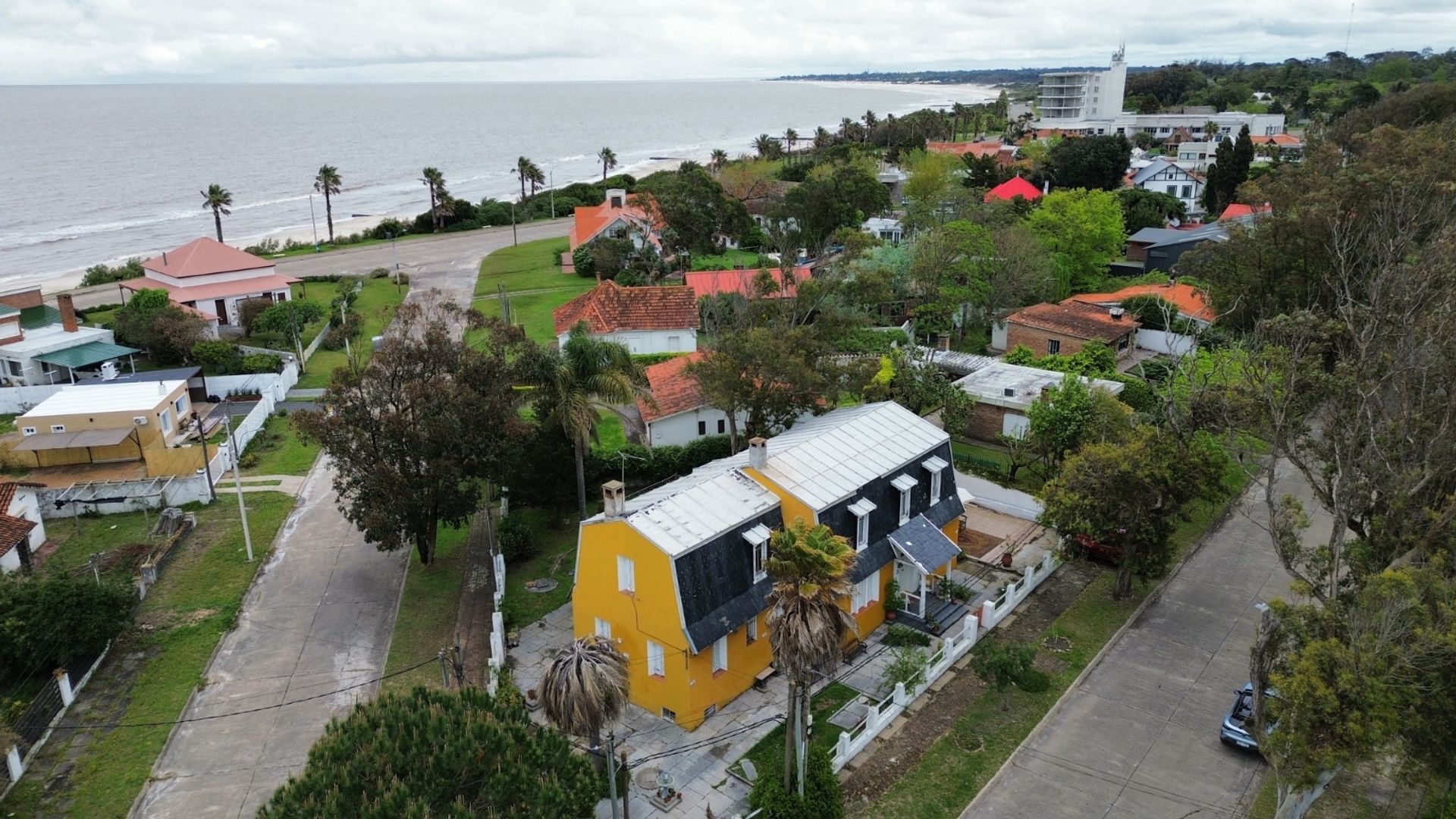 VENTA HERMOSA CASA 8 DORMITORIOS EN LA FLORESTA - 1