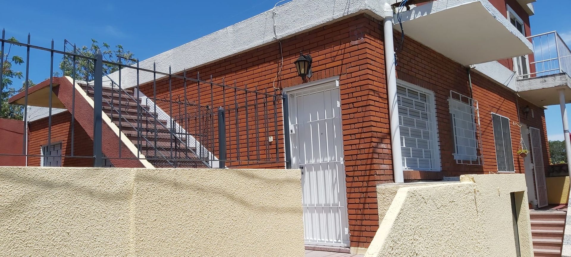 Venta Casa y 2 Apartamentos en gran terreno Malvin - 18