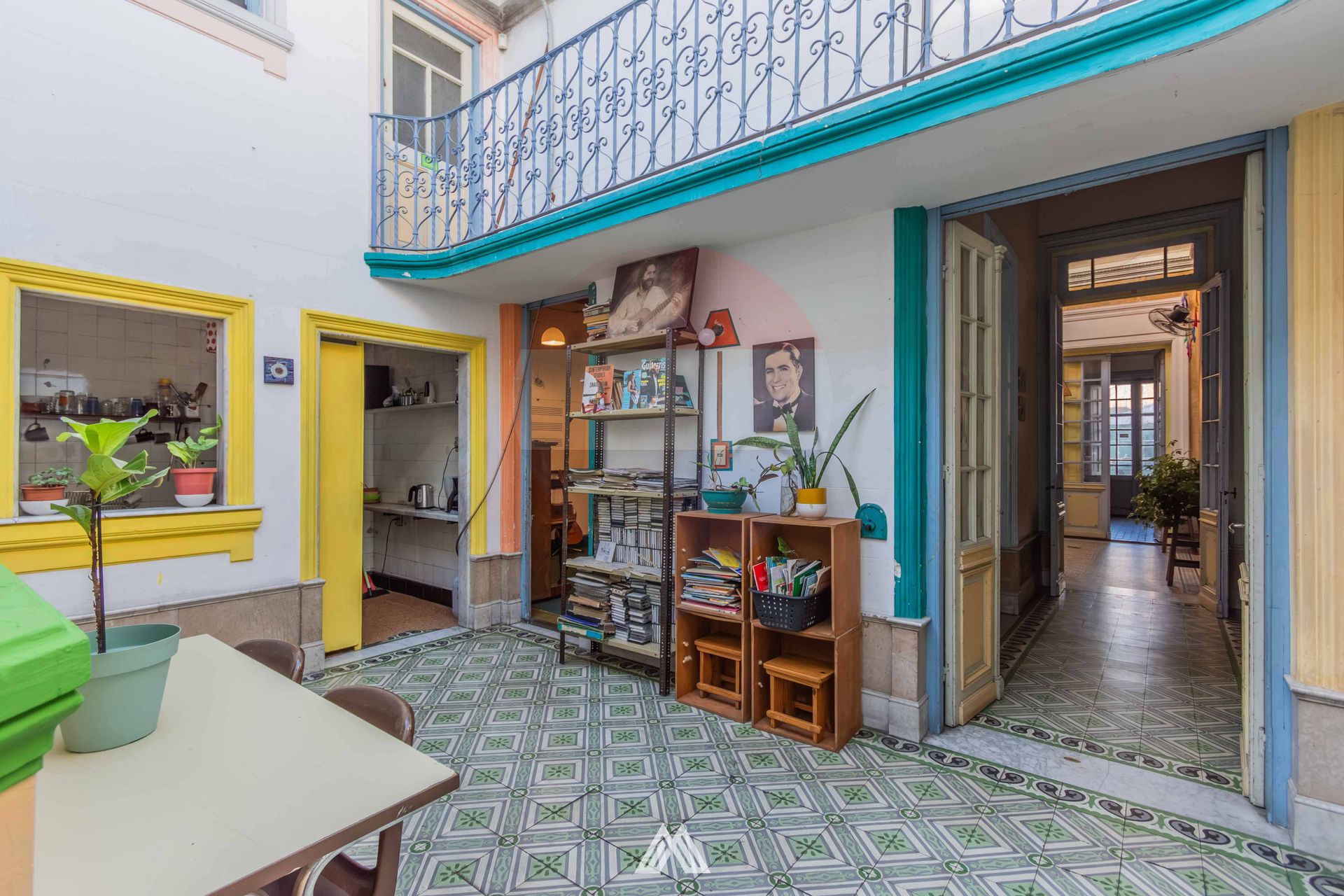 VENTA VIVIENDA + 3 LOCALES EN CENTRO - RENTA. 11% - 8