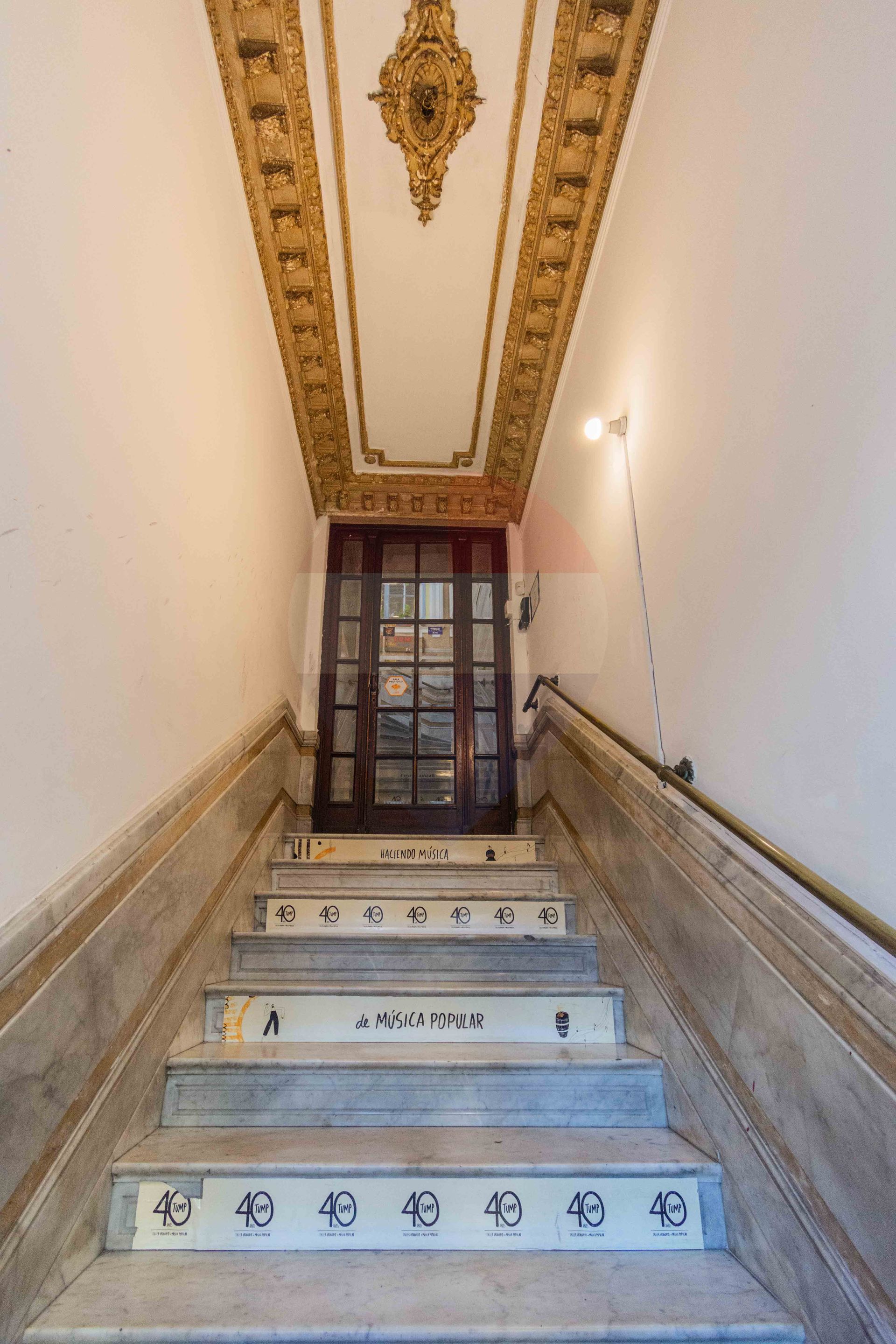VENTA VIVIENDA + 3 LOCALES EN CENTRO - RENTA. 11% - 2