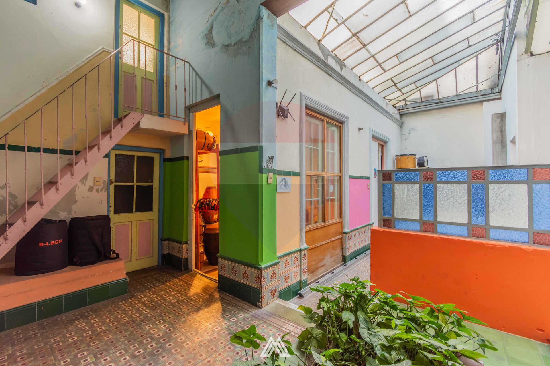 VENTA VIVIENDA + 3 LOCALES EN CENTRO - RENTA. 11% - 10