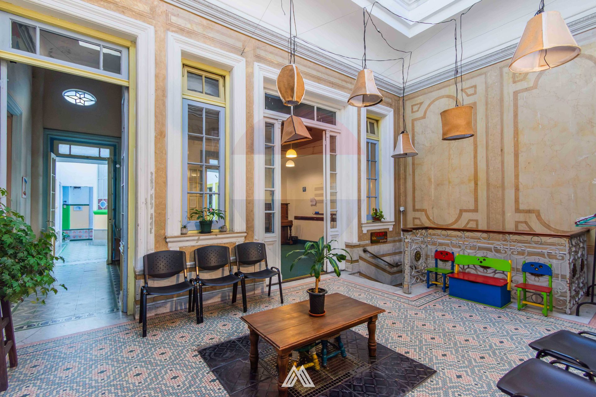 VENTA VIVIENDA + 3 LOCALES EN CENTRO - RENTA. 11% - 5