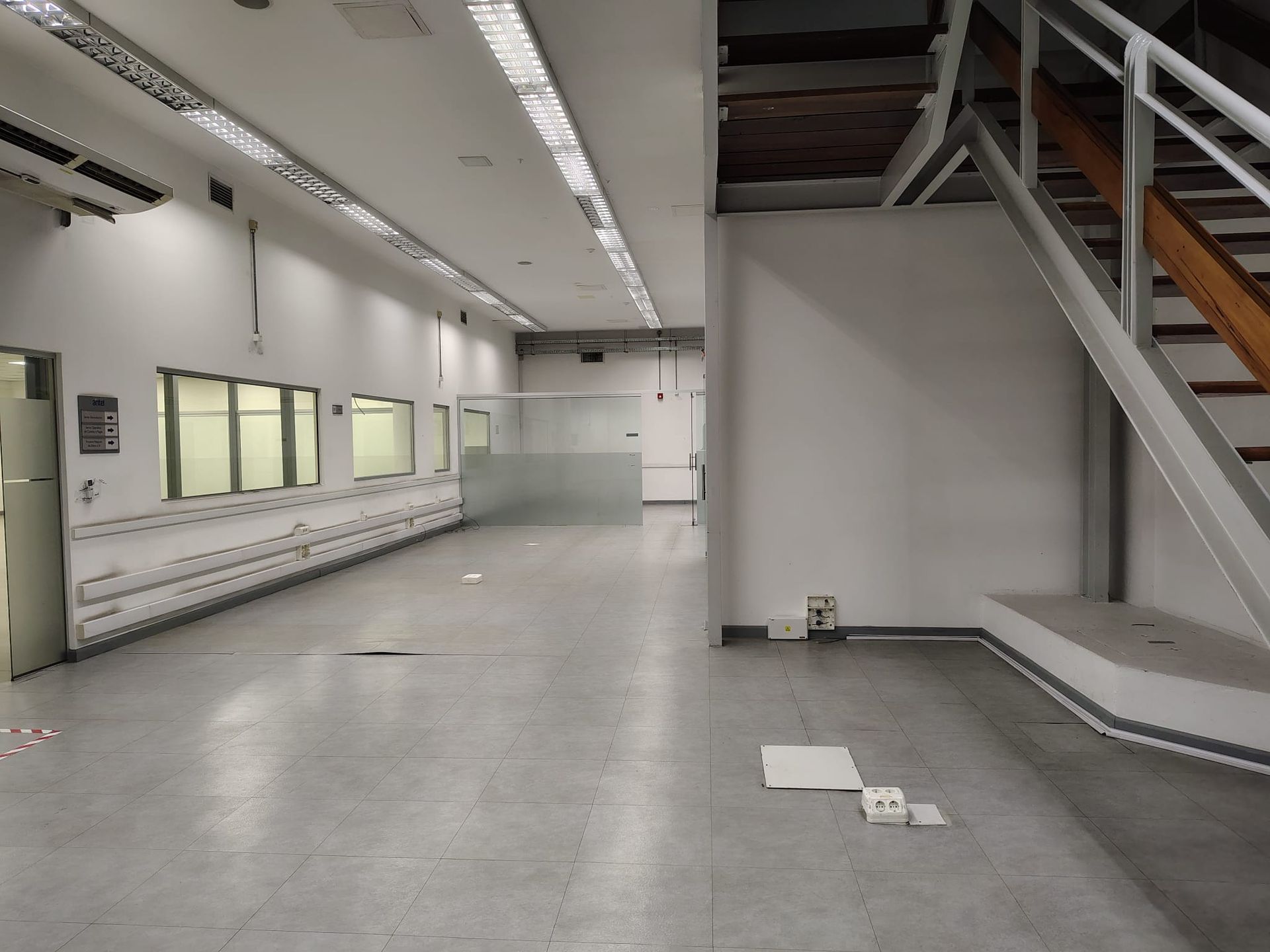 ALQUILER AGUADA OFICINAS DEPOSITO GARAGE 2130M2 - 3