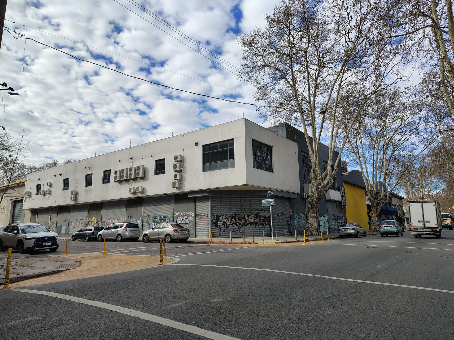 ALQUILER AGUADA OFICINAS DEPOSITO GARAGE 2130M2 - 1