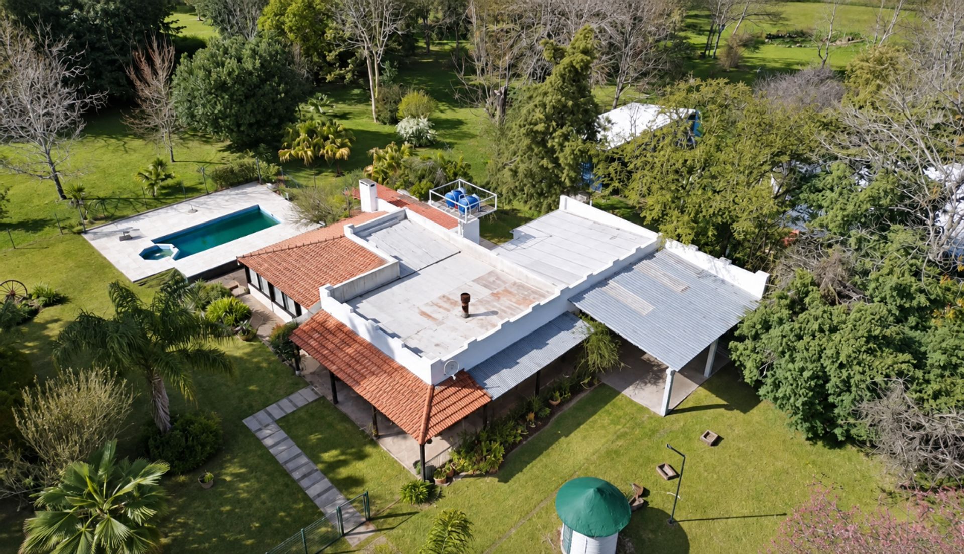 Gran chacra con dos casas y piscina climatizada - 1