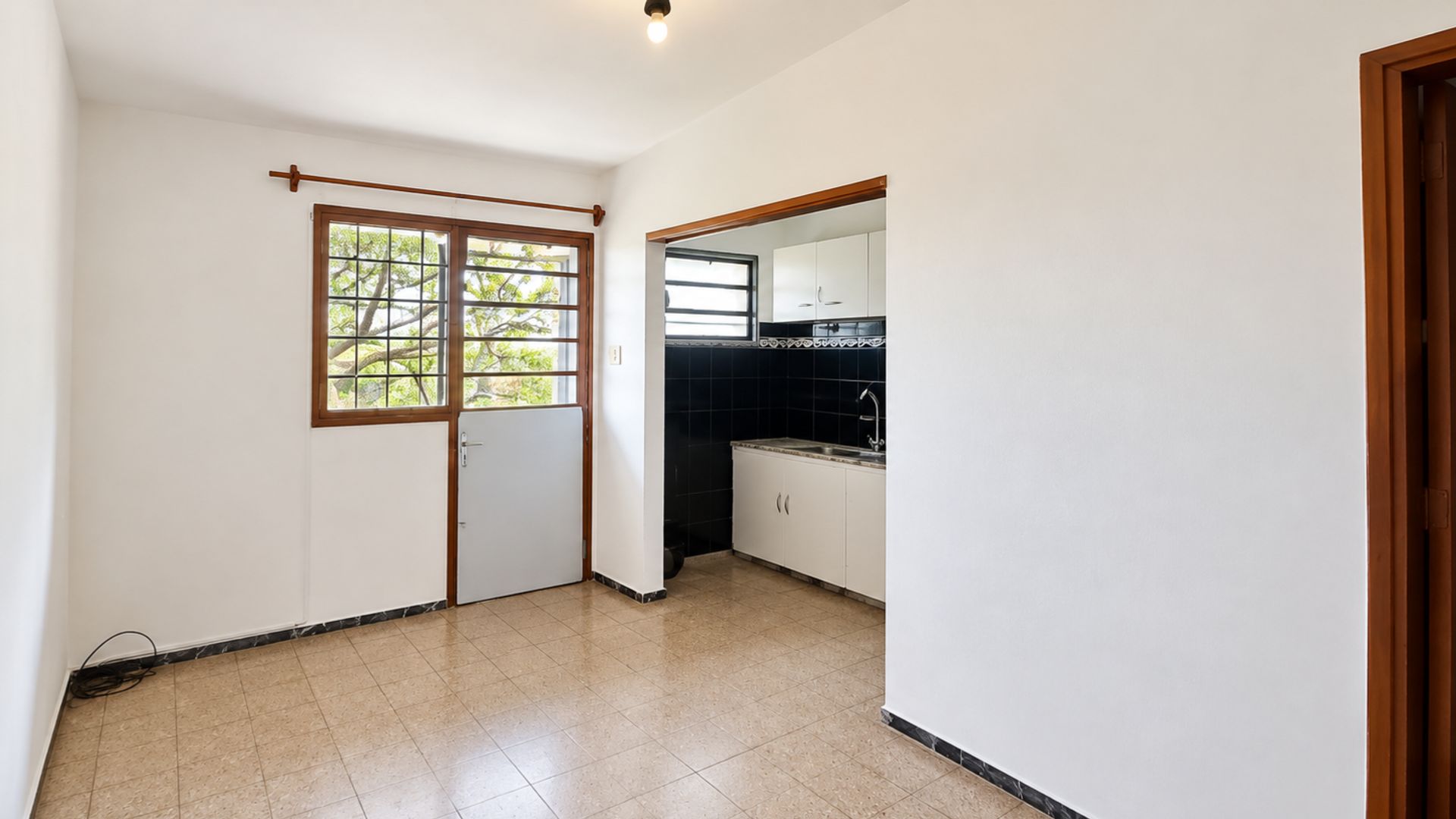 Alquiler un dormitorio y patio Perez Castellano - 1