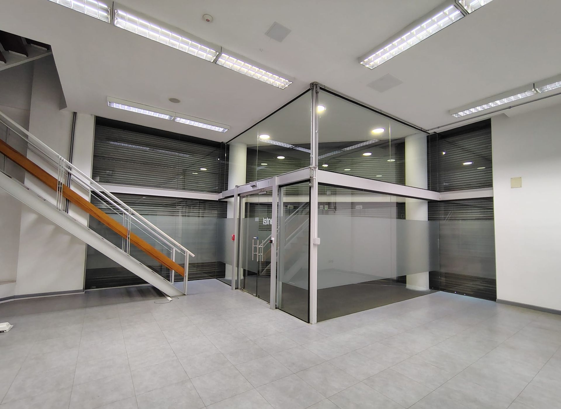 ALQUILER AGUADA OFICINAS DEPOSITO GARAGE 2130M2 - 1