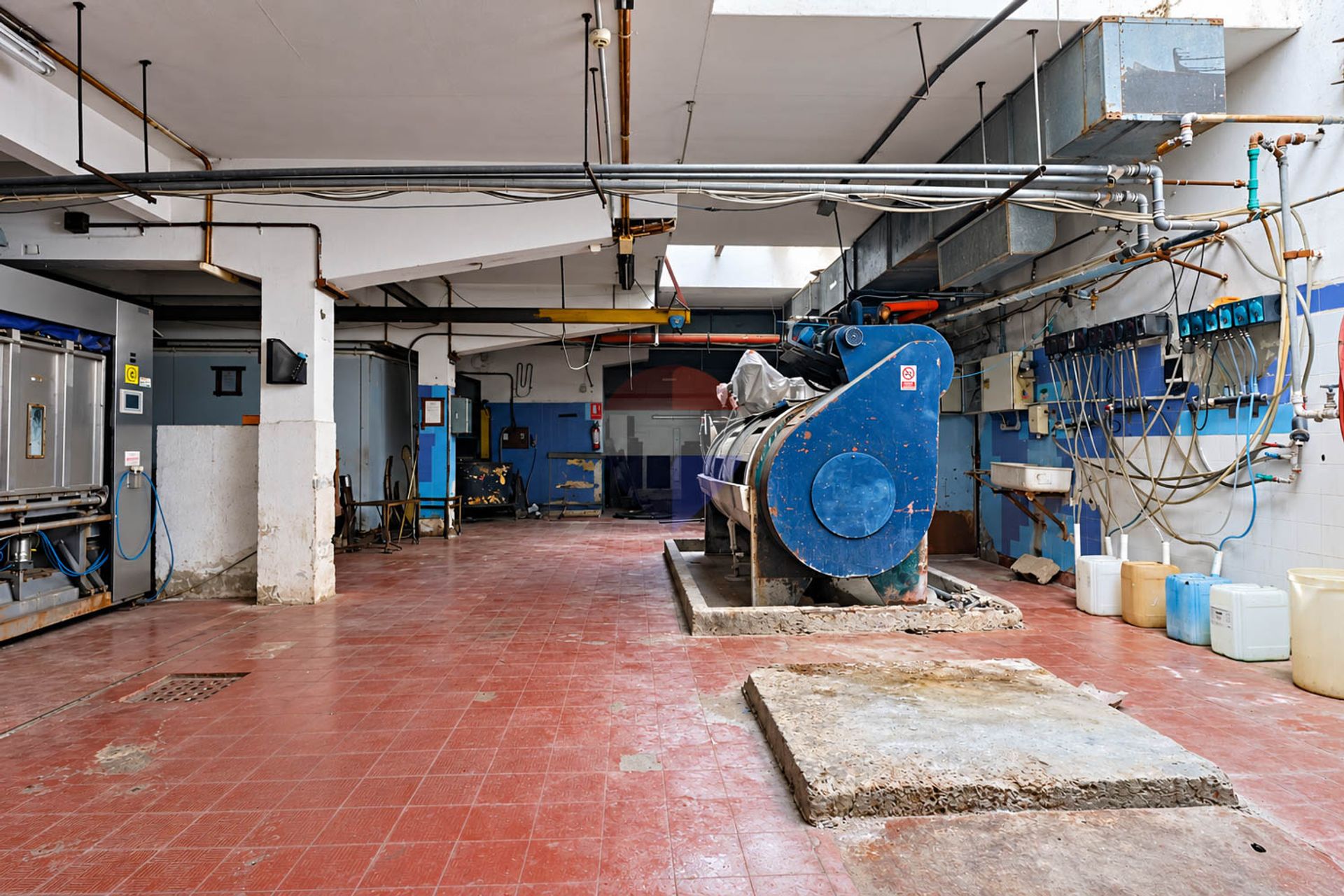 VENTA - LOCAL INDUSTRIAL - PROXIMO MERCADO MODELO - 10