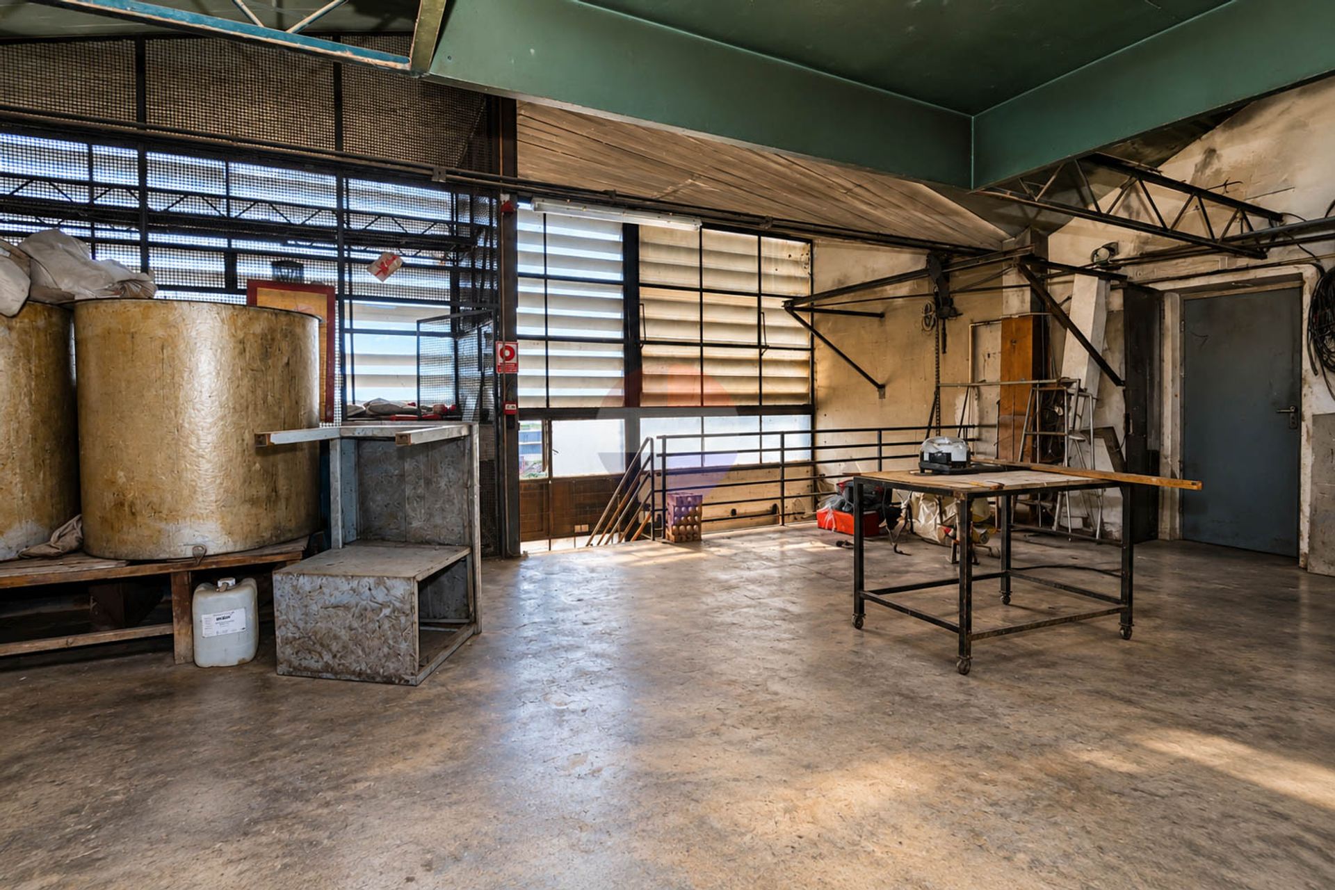 VENTA - LOCAL INDUSTRIAL - PROXIMO MERCADO MODELO - 15