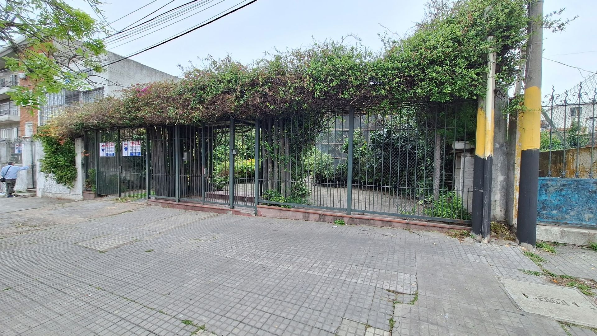 Terreno de 593 mts. 90 mts. edificados Av. Italia - 6