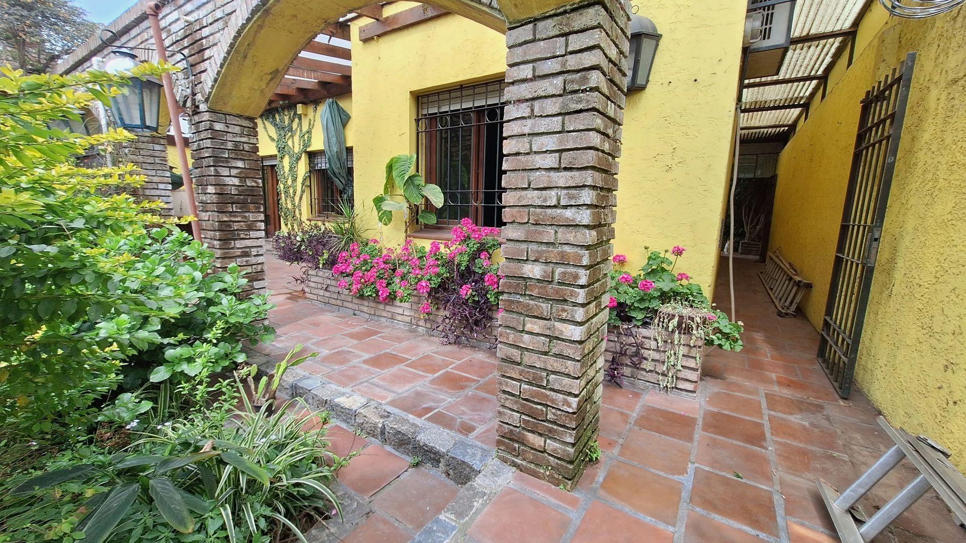 Terreno de 593 mts. 90 mts. edificados Av. Italia - 4