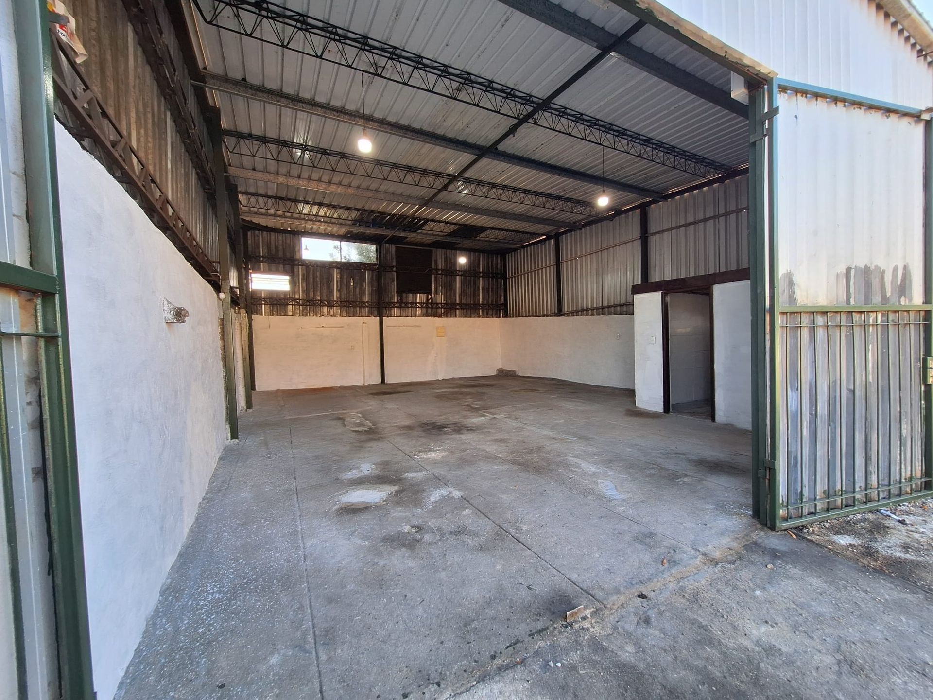 ALQUILER LOCAL 104m² CENTRICO MULTIPLES USOS PANDO - 10