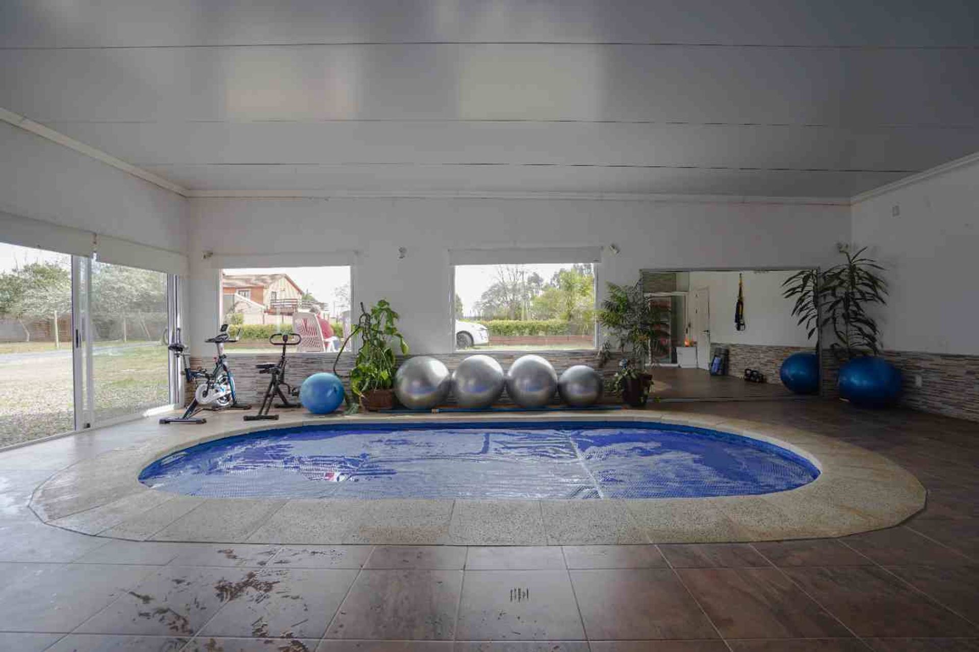 Alquilo local gimnasio con piscina climatizada - 1