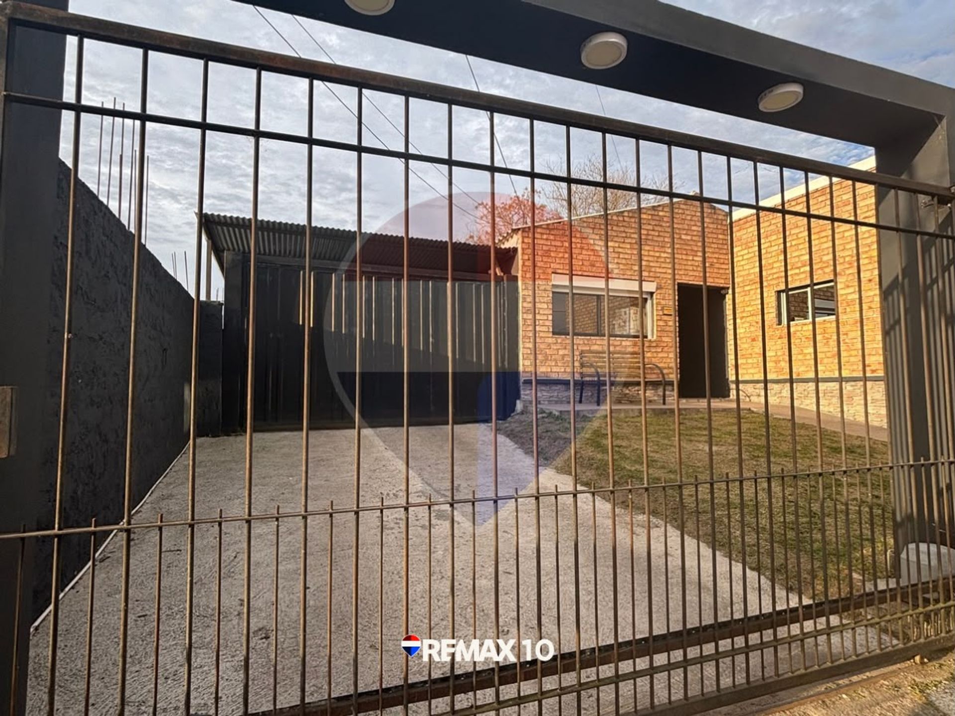 Se vende casa con barbacoa y consultorio. - 2