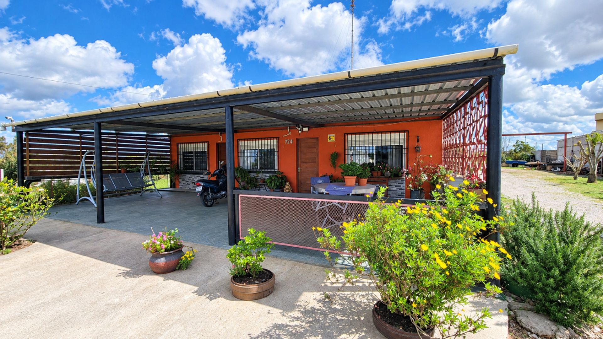 CASA EN VENTA EN COLONIA EN EL REAL CON GALPÓN - 1