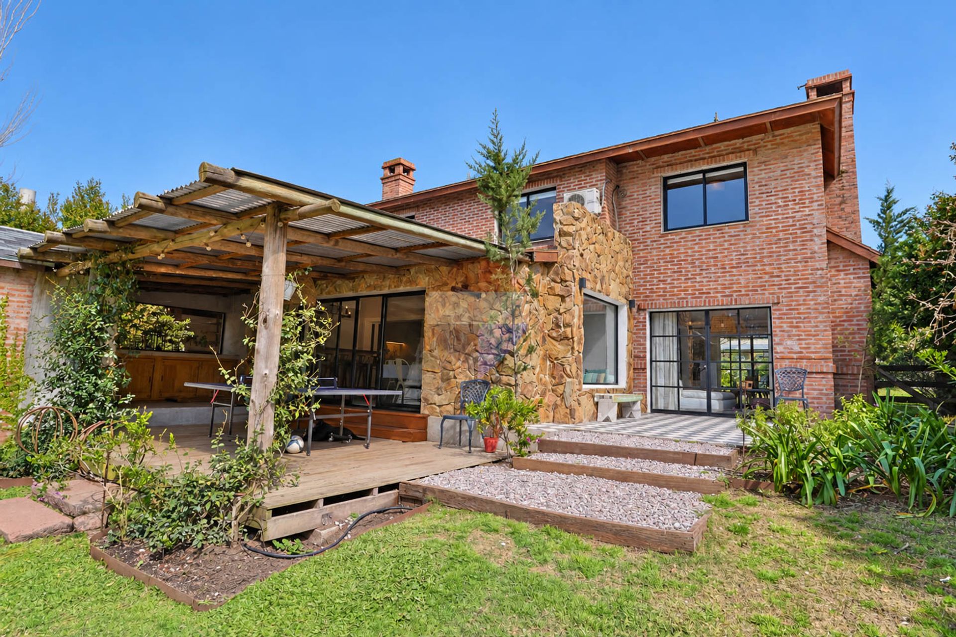 VENTA DE CASA EN LOMAS DE LA TAHONA, 3 DORMITORIOS - 2
