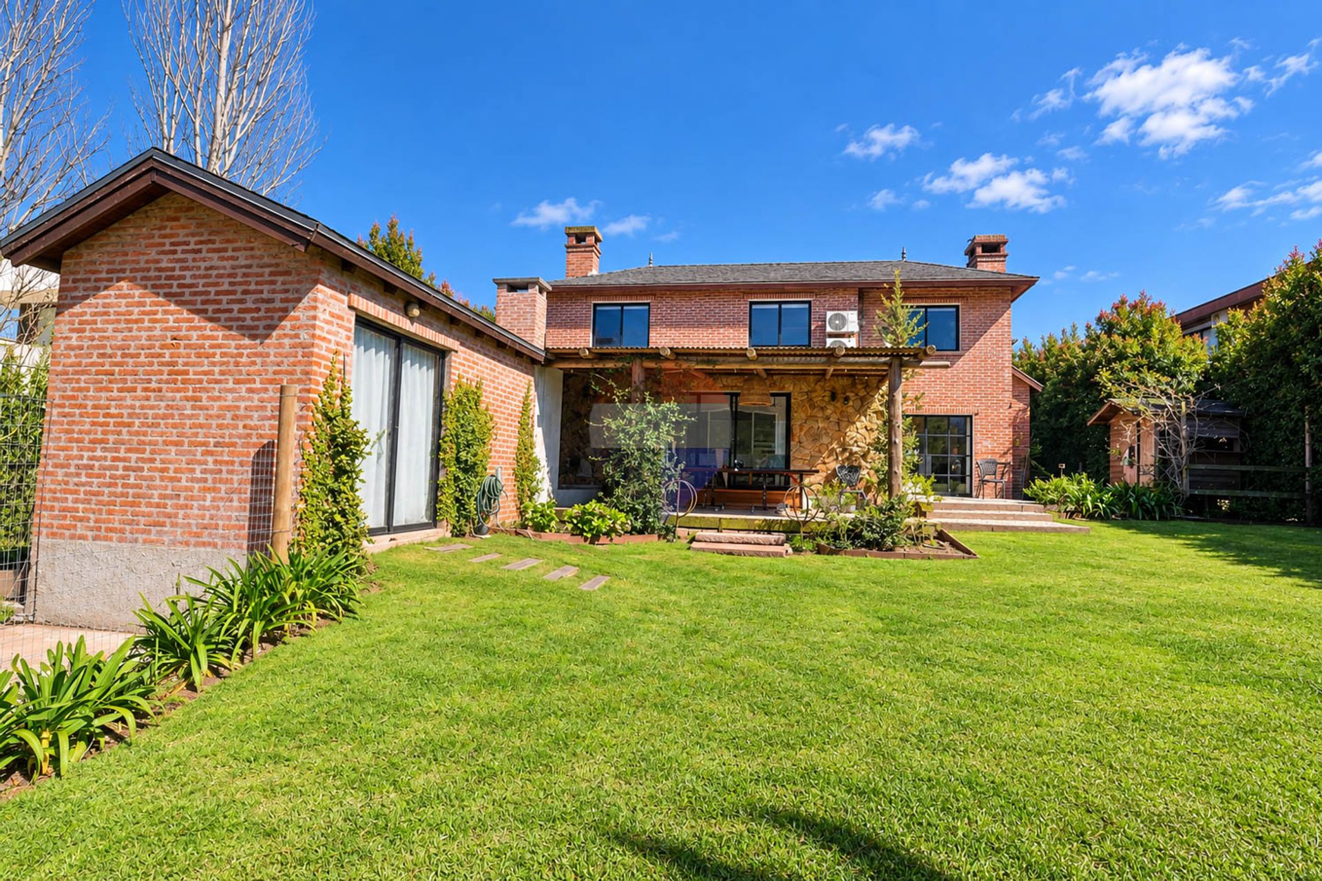 VENTA DE CASA EN LOMAS DE LA TAHONA, 3 DORMITORIOS - 3